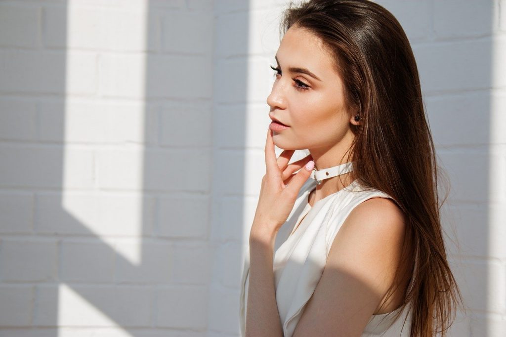 Sa routine beauté matinal chez une jeune femme.